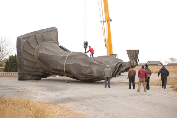 19米高秦始皇銅雕像被大風(fēng)吹倒