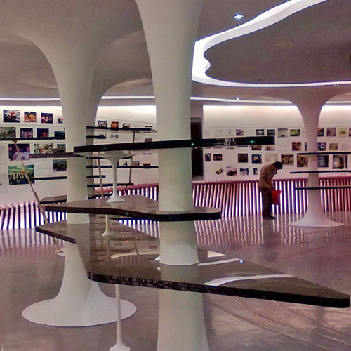 商場(chǎng)玻璃鋼精品展柜