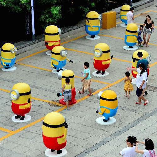 廣場(chǎng)卡通小黃人玻璃鋼雕塑