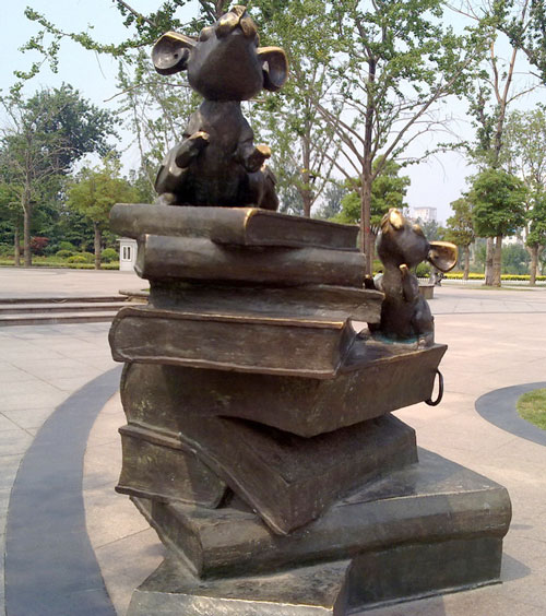 學(xué)校玻璃鋼書(shū)本雕塑