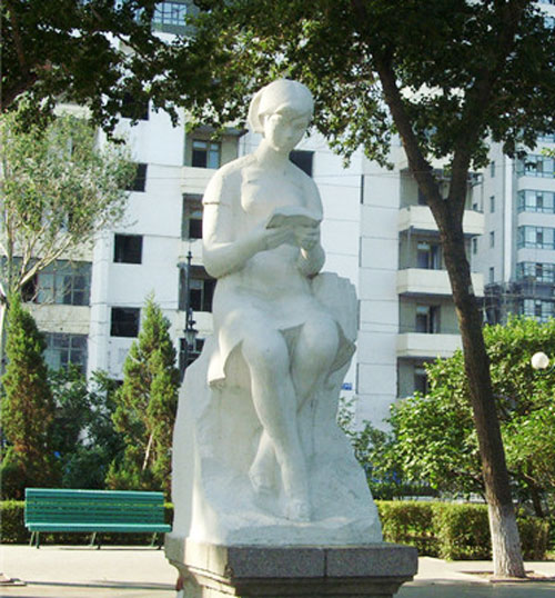 學(xué)校玻璃鋼學(xué)生看書(shū)雕塑